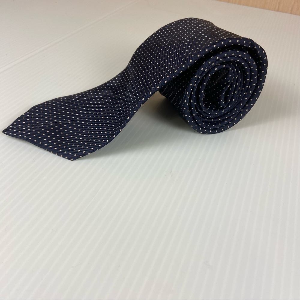 Reaux Artes Group Navy Gold Polka Dot Silk Tie Classic Width - Picture 2 of 6